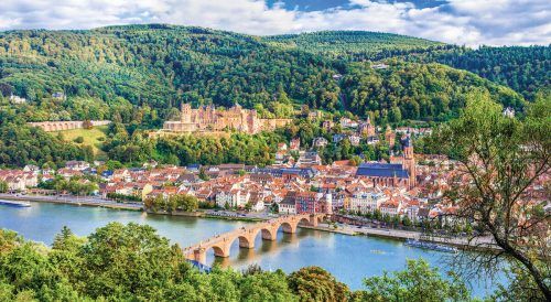 Der Blick auf Schloss Heidelberg und den Neckar mitten in der Stadt. Shutterstock