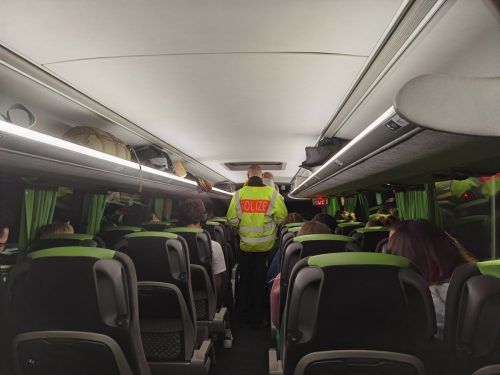 Bundespolizisten bei einer Kontrolle in einem Reisebus. symbol/bundespolizei