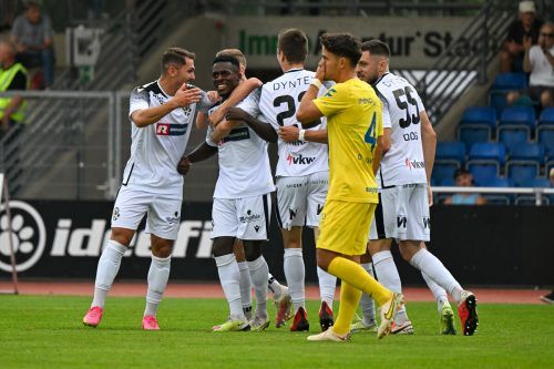 Der Ex-Altacher in Diensten der Vienna, Daniel Luxbacher, kann es nicht fassen: Aufsteiger SW Bregenz feiert einen absolut verdienten 2:0-Heimsieg beim Comeback in der Bundesliga. gepa