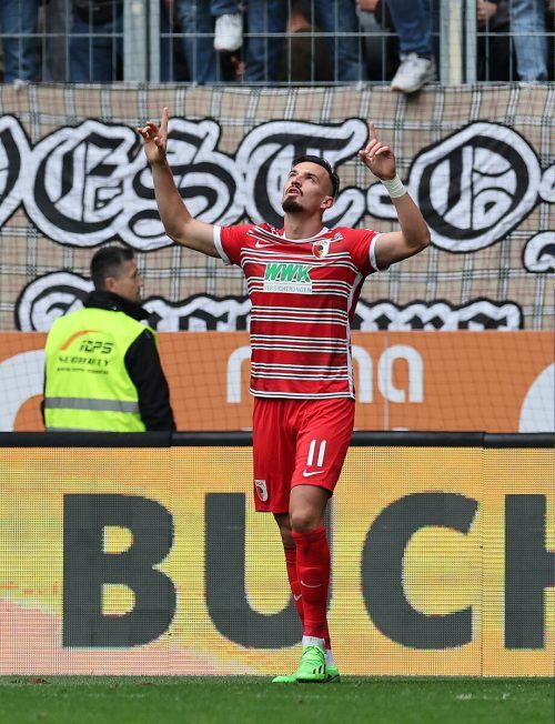 Der Ex-Altacher Mergim Berisha (FC Augsburg) hofft auf einen großen Klub. gepa