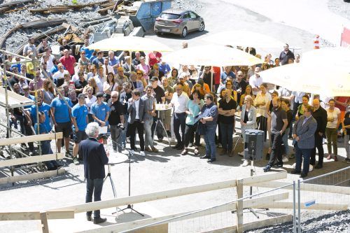 Der Firstfeier wohnten viele interessierte Besucher bei. KHBG