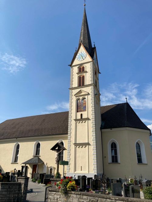 Der Kirchturm als eines der Wahrzeichen von Nenzing wurde im vergangenen Jahr saniert. EM