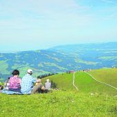 der Sommer auf der niedere ist überraschend und vielseitig Mit dem Sessellift geht es von Andelsbuch auf den Hausberg „Niedere“. Oben bietet sich ein atemberaubender Ausblick. Flugbegeisterte – vom Anfänger bis zum Könner – finden hier eines der besten Fluggebiete der Region. Auch für Wanderer bieten sich viele Möglichkeiten wie der eineinhalbstündige Panoramarundweg.