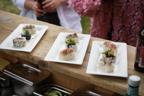 Der Streetfoodmarkt findet auf einer Höhe von 2030 Metern statt. muntafuner sushi