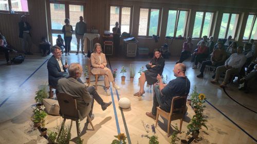 Der Stuhlkreis. Moderator Jens Schröder mit den Diskutierenden Angelika Simma-Wallinger, Bettina Steindl, Stefan Forster und Peter Iwaniewicz. vha (2)