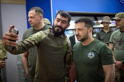 Der ukrainische Präsident Wolodymyr Selenskyj besuchte am Wochenende seine Kämpfer an der Front bei Bachmut. Reuters