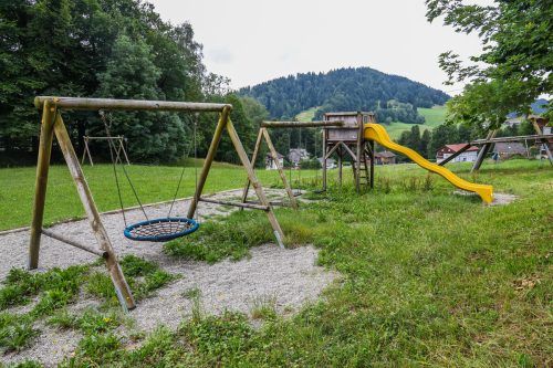 Der verlassene Spielplatz vor dem Ferienheim. Das Gras wuchert, Schaukeln und Rutschen bleiben unbenutzt. VN/Steurer