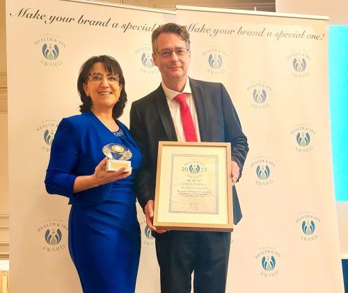 Diana Sicher-Fritsch und Thomas Fritsch mit dem Award.  Fritschamberg