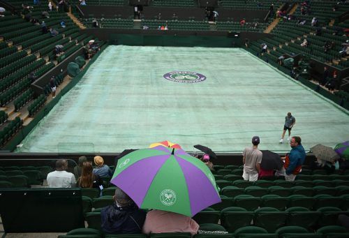 Die Auftaktpartie von Julia Grabher wurde wegen der Regenfälle erst um 21 Uhr gestartet und wird heute fortgesetzt. GEPA