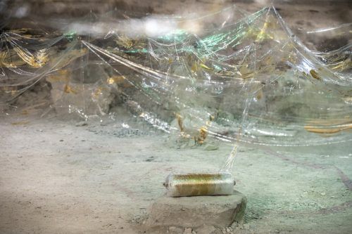 Die Ausstellung in der Johanniterkirche lädt die Besucher ein, über die Bedeutung von Spuren nachzudenken. Dünser