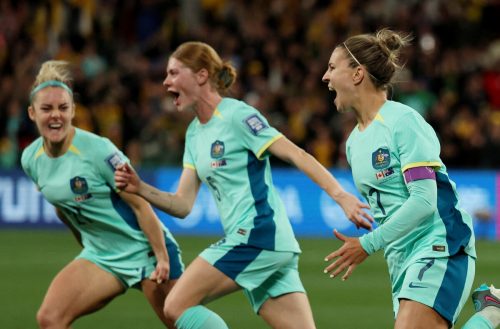 Die Australierinnen jubelten nach dem klaren 4:0-Sieg gegen Kanada über den Achtelfinal-Einzug bei der Heim-Weltmeisterschaft. reuters