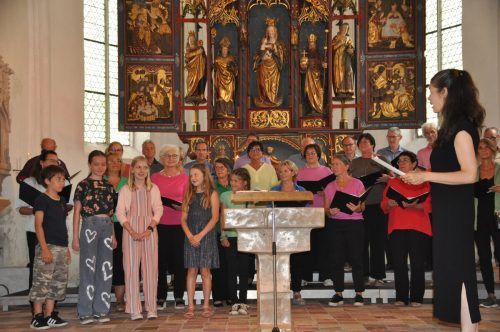 Die beiden Chöre aus Ludesch und Blons zusammen mit dem Kinderchor. Alice Dobler-Trizsi leitete das Konzert. HAB