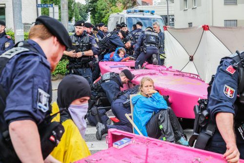 Die Blockaden der Klimaaktivisten vor dem Landhaus Anfang Juli kosteten einiges an Steuergeld. VN/Steurer