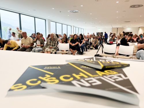 Die Buchpräsentation sorgte für einen vollen Saal.