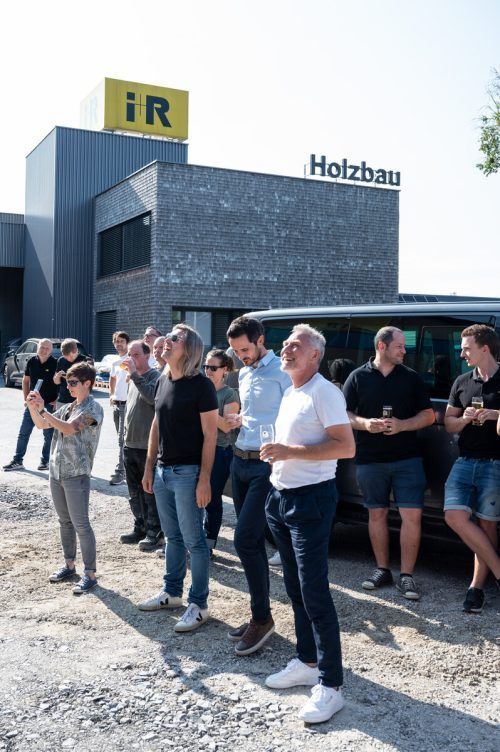 Die Eigentümer der i+R Gruppe, Joachim Alge und Reinhard Schertler, bei der Firstfeier zur neuen Produktionshalle in Lauterach.  serra