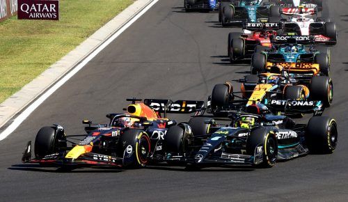 Die Entscheidung schon nach wenigen Fahrsekunden: Max Verstappen (links) holt sich im Red Bull die Spitzenposition von Lewis Hamilton – Quali-Schnellster – zurück. Reuters