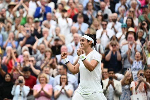 Die Fäuste geballt, das Grinsen im Gesicht: Die Tunesierin Ons Jabeur steht im Finale des Rasen-Klassikers von Wimbledon. apa