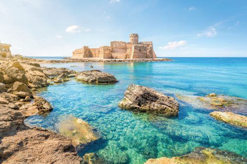 Die Festung im Meer vor der Gemeinde Le Castella im Osten gehört zu den Sehenswürdigkeiten Kalabriens. Shutterstock (6)