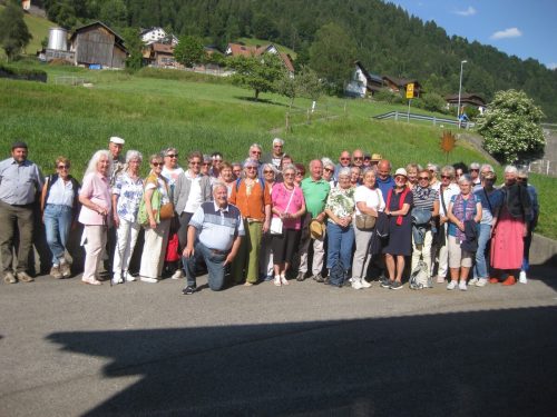 Die fröhliche Reisegruppe im Laternsertal.  50plus Bregenz