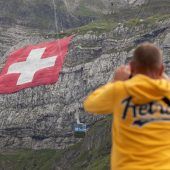 Größte Fahne der Welt an Säntis-Nordwand