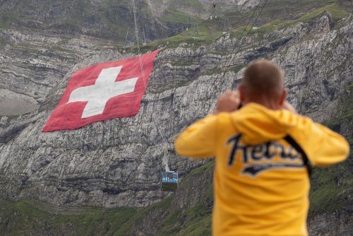 Die größte Schweizerfahne ist 6400 Quadratmeter groß und wiegt rund 700 Kilogramm. Reuters
