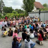Große Freude über die fertiggestellte Ausweichschule