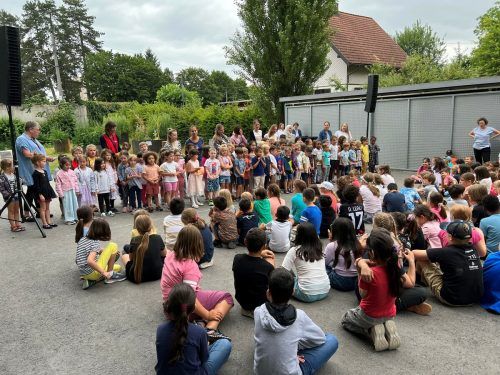 Die Kinder des Kindergartens Haselstauden und die Schüler der VS Forach sangen Lieder zur Eröffnung.  VN/PES (2)