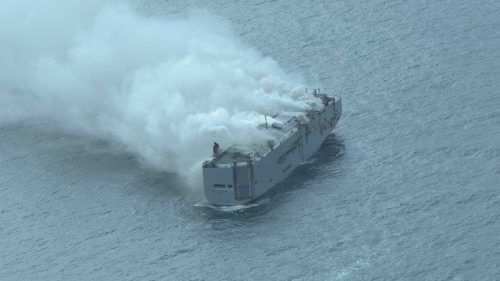 Die Küstenwache fürchtet, dass das Schiff noch Tage oder Wochen brennen könnte.