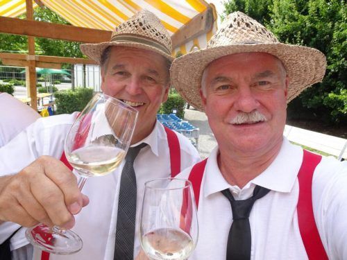 Die „Läbbe gsi“ stoßen auf ein gelungenes Fest an.  HAPF