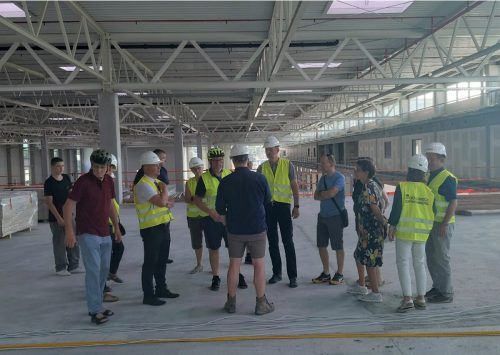 Die Mäderer Gemeindevertreter und das e5-Team besichtigten die Großbaustelle von Amann Girrbach.  Gemeinde Mäder