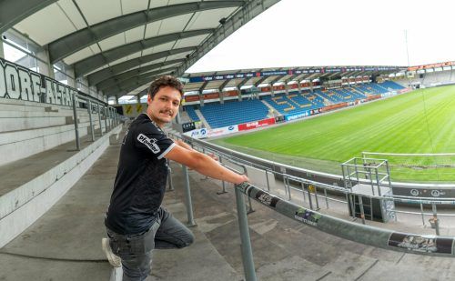 Die Mannschaft fest im Blick. Julian Kerschbaumer unterstützt das Team in der Cashpoint Arena immer vom selben Platz aus. stiplovsek