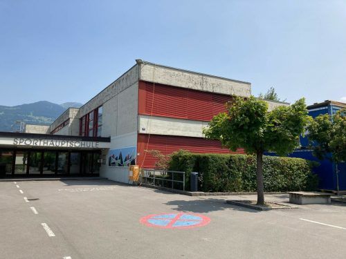 Die Mittelschule Nenzing hat weitgehend noch ihre Grundform aus den 1960er-Jahren, nun wird sie modernisiert. EM