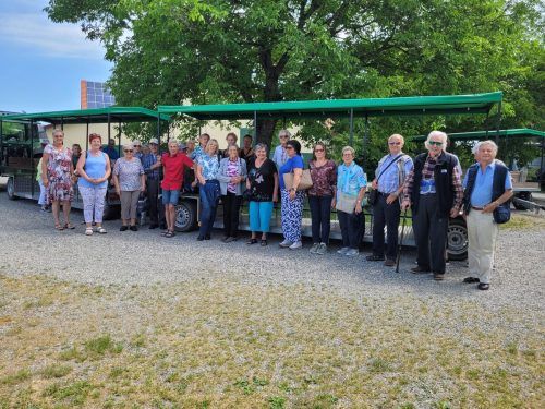 Die Mostbäuerin führte die Ludescher Pensionisten mit dem Traktor durch die Aronia-Plantage. verein
