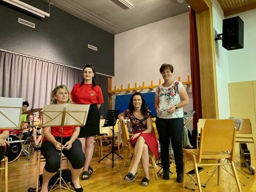 Die musikalischen Leiter des Konzerts: Sabine Fitsch mit Tochter Johanna, Barbara Felder und Musikschulleiterin Carmen Juen-Kraft.  STR