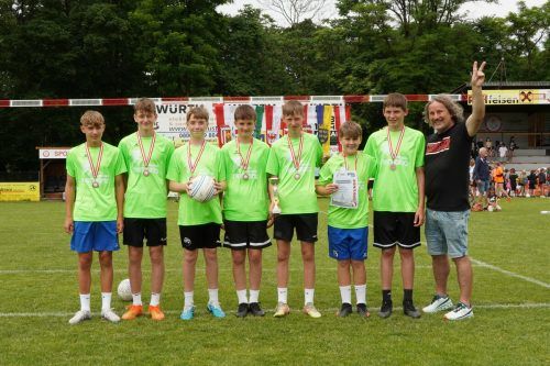 Die Nenzinger Sportmittelschüler zeigten ihr Können beim Faustball. em