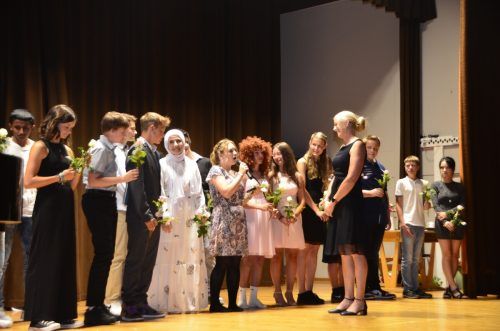 Die Schüler der Mittelschule Klostertal freuten sich über ihr Abschlusszeugnis. dob (2)