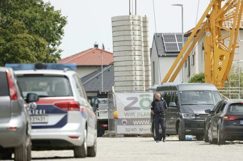 Die Tat löste einen Großeinsatz der Polizei aus - die Polizei in der Nähe des mutmaßlichen Tatorts (im Bild). APA/TOBIAS STEINMAURER
