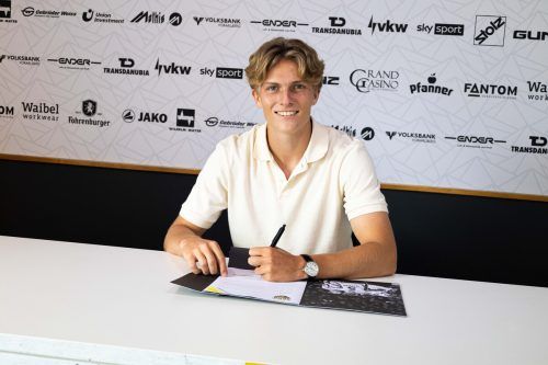 Die Tinte ist trocken: Paul Koller hat in Altach unterschrieben. VN