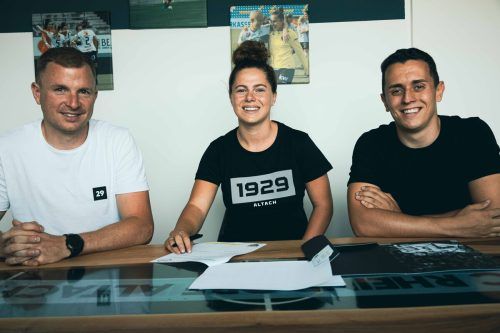 Die Tinte ist trocken und Sarina Heeb ab sofort Altach-Spielerin. SCRA