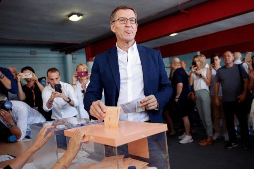 Die Volkspartei von Oppositionsführer Alberto Núñez Feijóo lieferte sich ein knappes Rennen mit den regierenden Sozialisten. reuters