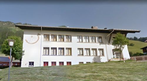 Die Volksschule Mittelberg wird künftig die Kinder von Mittelberg und Hirschegg betreuen.