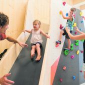 Die Wände hochgehen in den Steinblock Boulderhallen Bouldern hat sich längst als eine eigenständige Sportart etabliert, die vielen Menschen das Klettern überhaupt erst zugänglich macht. Denn durch die relativ niedrigen Kletterwände, bis etwa drei Meter hoch, ist es möglich, seil- und angstfrei zu klettern. Keinerlei Vorerfahrung ist nötig und das Risiko ist überschaubar.