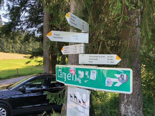 Die Wegkreuzung bei Seppeles Kreuz. Hier geht es nach rechts.