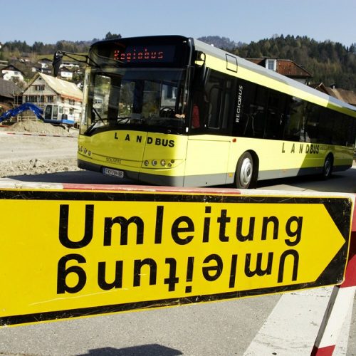 Die Bushaltestelle „Röthis Rössle“ wird ab kommenden Mittwoch saniert und umgestaltet. Dadurch kommt es zu einer Sperrung in der Hummelbergstraße. Vmobil