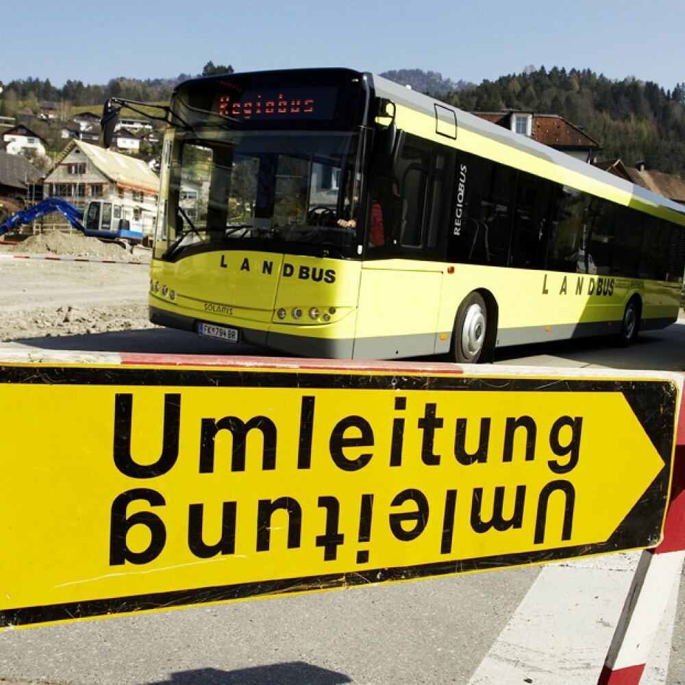Die Bushaltestelle „Röthis Rössle“ wird ab kommenden Mittwoch saniert und umgestaltet. Dadurch kommt es zu einer Sperrung in der Hummelbergstraße. Vmobil 