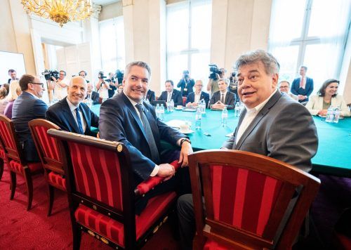 Dieses Bild darf beim sogenannten Sommerministerrat nicht fehlen: Die Regierungsspitze mit grünem Besprechungstisch im Rücken. APA