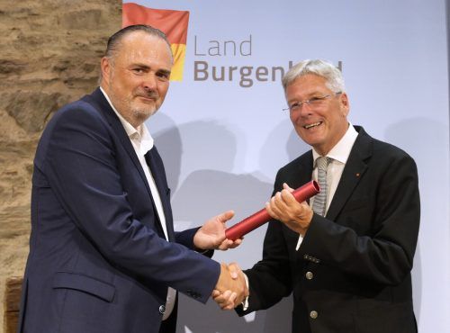 Doskozil übergab symbolisch die Staffel.  APA/Jäger
