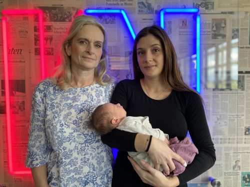 Drei Generationen einer Familie: Birgit Dickbauer, Sandra Troll und die kleine Mila. Sie sehen nicht ein, warum der jungen Mutter wegen ihres Wohnsitzes keine Karenz zustehen sollte. VN/Rauch, APA