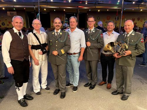 Ehrenvorstand Wolfram Baldauf, Militärkommandant Brigadier Gunther Hessel, Kapellmeister Major Wolfram Öller, Bürgermeister Frank Matt, Gastdirigent Hannes Krompaß, NR Norbert Sieber und Musikmeister Vzlt. Gerald Wolf. BMS