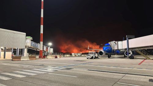 Ein Feuer ist rund um den Flughafen von Palermo ausgebrochen.